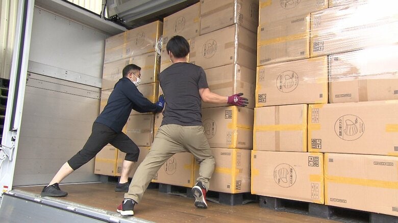 大型トラックには不織布マスクの入った344箱の段ボールが積み込まれていく
