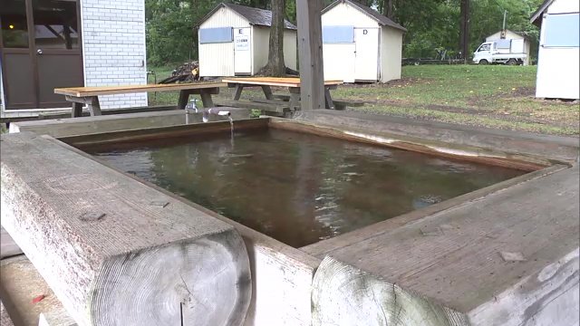 少し熱めでも心地いい　源泉かけ流しの足湯