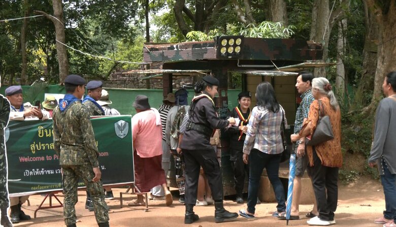 寺院遺跡群にタイ側から入場する観光客と警備にあたるタイの兵士たち（2025年7月23日）