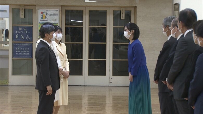 「日本工芸会」の総裁を務める佳子さまが出迎え、挨拶を交わされた