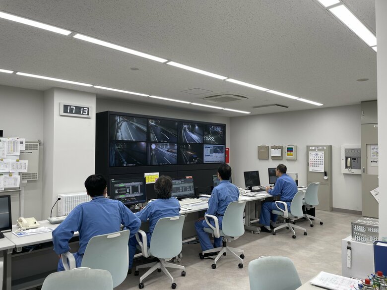 築地虎ノ門トンネルの指令センターでは、24時間態勢で有人監視を行う