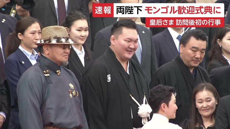 チンギスハン像の前で行われる歓迎式典に出席する天皇皇后両陛下　モンゴル・スフバートル広場