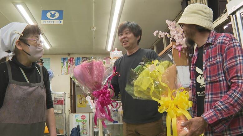 旧車の愛好家たちも花束を