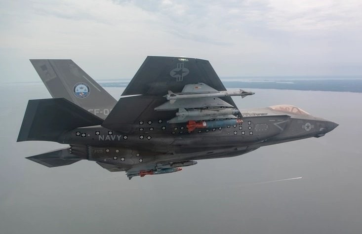 機体内部のみならず、主翼下にも爆弾やミサイルを吊り下げたビーストモード(米国防総省公式HPより)