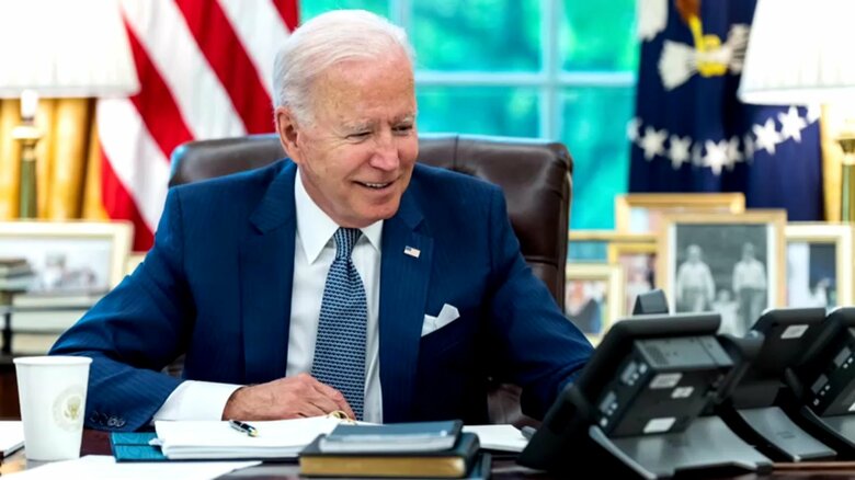 マクロン仏大統領と電話会談を行うバイデン大統領（ワシントン・2021年9月22日）