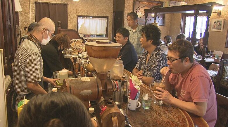閉店を惜しむ客でにぎわう店内