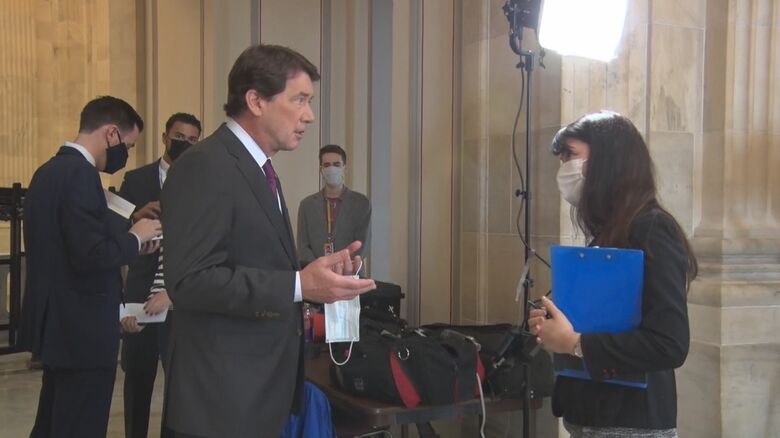 フジテレビの取材に応じるハガティ上院議員