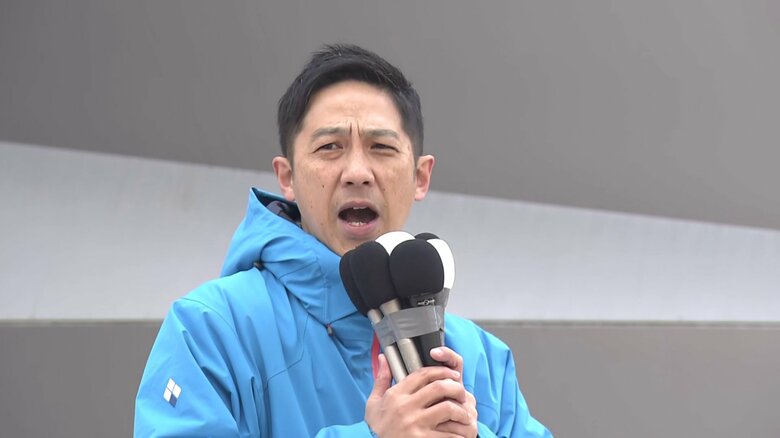 JR秋田駅前で第一声を上げた鈴木氏
