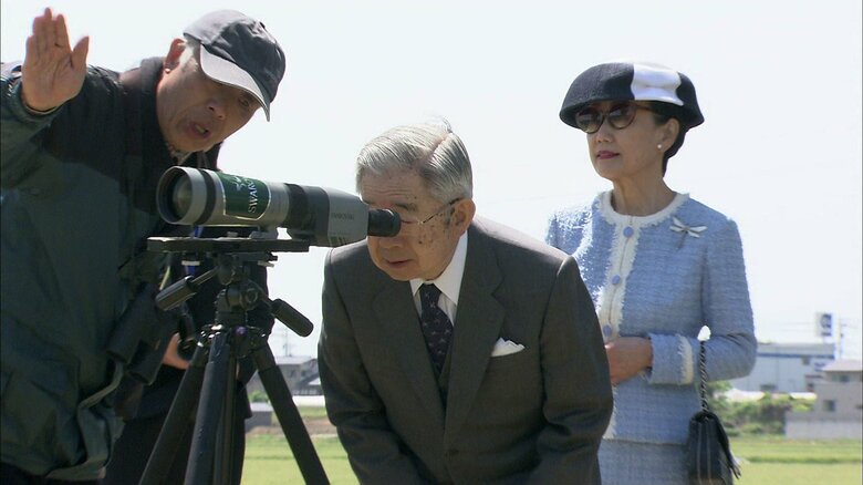 平成22年５月　野鳥を観察される常陸宮ご夫妻（石川・小松市）
