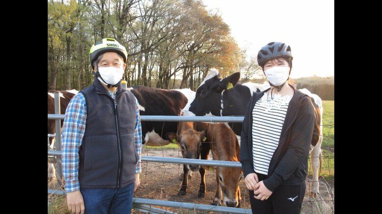 牛舎に向かう途中で記念撮影（宮内庁提供）