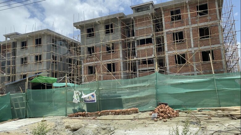 工事が止まった団地の建設現場