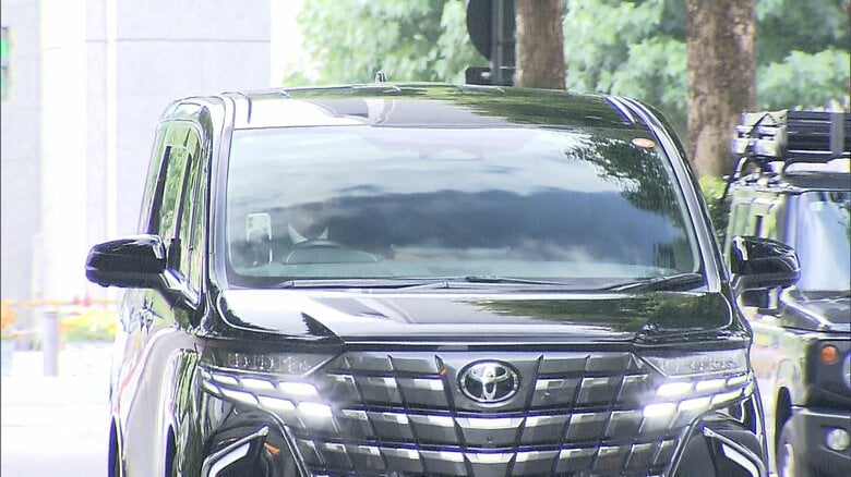 斉藤被告を乗せた車（東京地裁・5日午後1時半頃）