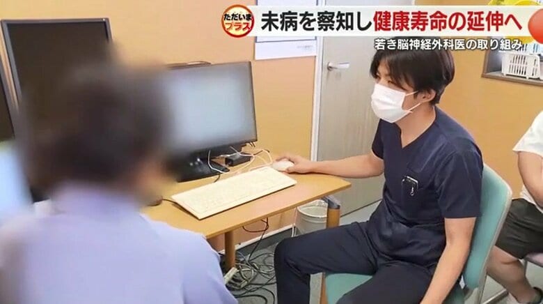 患者に説明する森谷医師