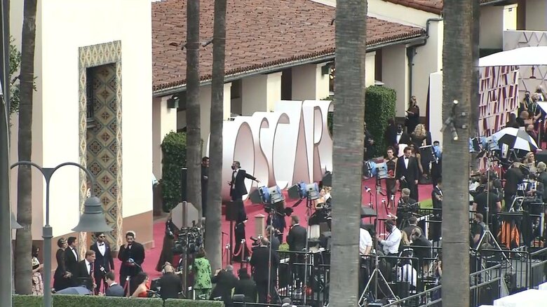 隣に建つアパートから見えたレッドカーペット