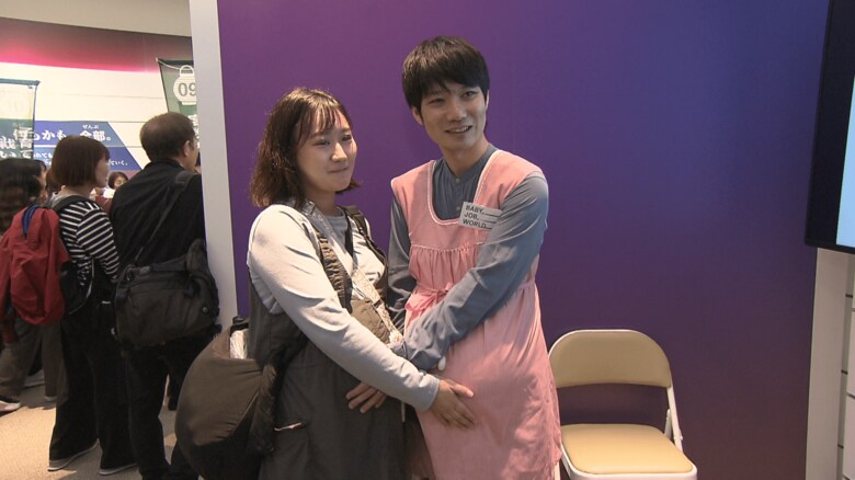 妊娠8カ月の女性と夫