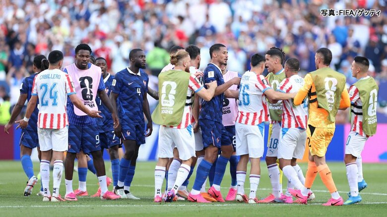 試合終了後も、もみ合う状態に
