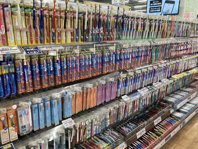 八王子多摩美前店のハブラシ売場（提供：アークランズ株式会社）