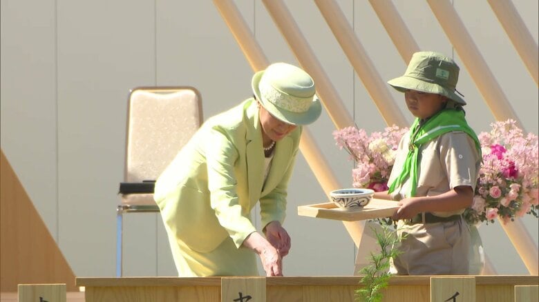第76回全国植樹祭でお手まきに臨まれる皇后さま
