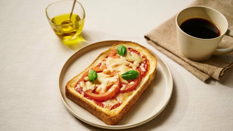 山型のレシピ「フレッシュトマトのピザトースト」（画像提供：敷島製パン）