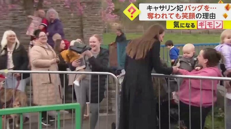 赤ちゃんが落としたバッグを、母親がキャッチする様子①