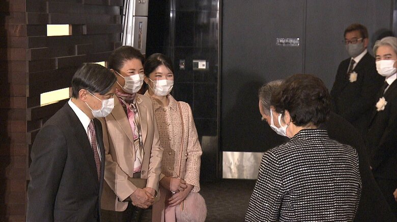 瀬戸上医師と挨拶される陛下