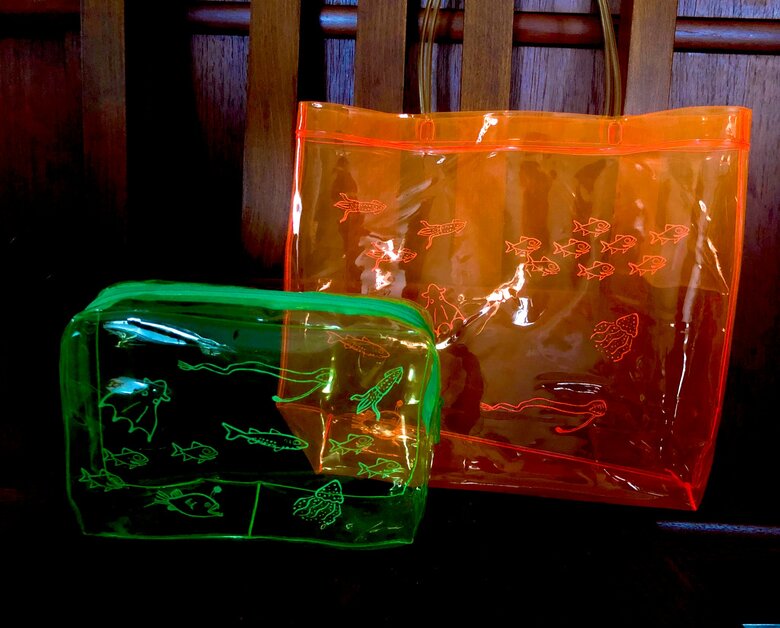 深海の発光する生き物バッグ（提供：あるる工作会社さん）