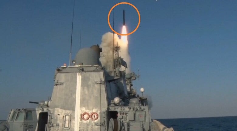 アドミラル・グリゴロビッチ級フリゲートから発射されるカリブル-NK巡航ミサイル