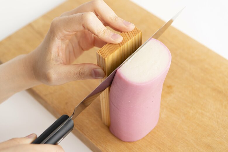 峰を差し込むと簡単に外れる（『紀文がかなえるちくわ・はんぺん・かまぼこの楽しい世界』より）