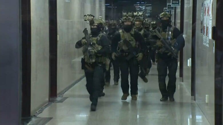 国会内を進む武装した戒厳軍