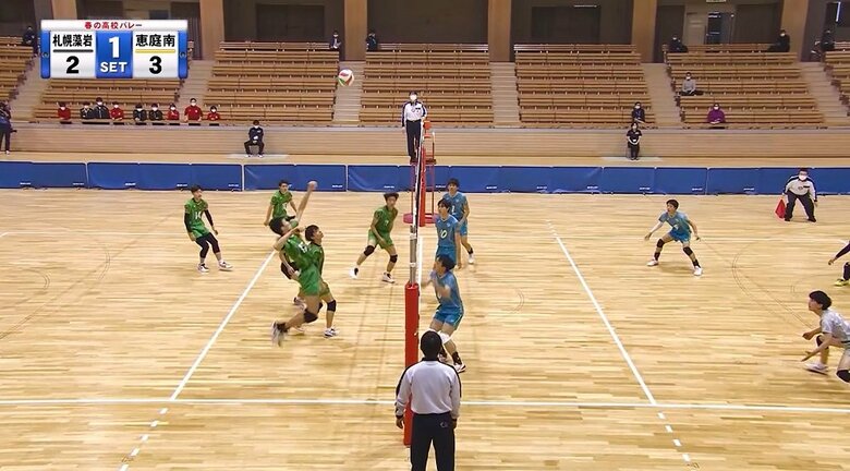 準決勝でクロススパイクを打つ澤口恭士郎