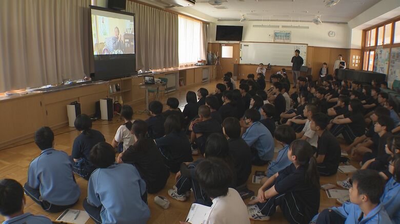 被爆者の証言を聞く中学生