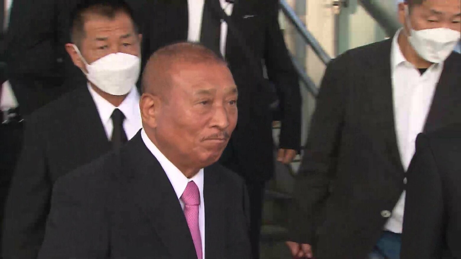 【独自】山口組“司忍”こと篠田建市組長が新横浜駅に到着 幹部の通夜で“2年ぶり”神奈川訪問 “ナンバー2”若頭も参列予定で警察は警戒強める ...