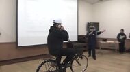 「青切符」制度、外国人従業員の8割が自転車通勤の企業で研修会　実演で違反行為を伝える