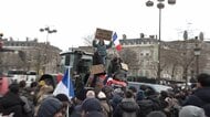 フランス・パリの凱旋門で畜産農家らがデモ　「南米」とEUの自由貿易協定に抗議