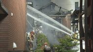 出火した家の住人女性が死亡か…木造2階建て住宅が全焼し隣接する3軒に延焼 計3人が搬送され1人が死亡