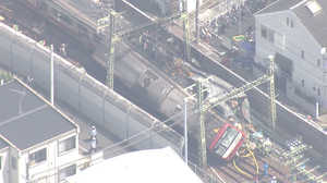 京浜急行にトラック衝突 1人死亡 29人けが