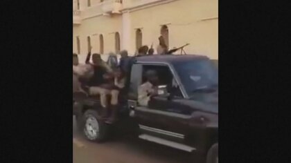 一部の日本人、陸路で退避開始　政府は自衛隊機のスーダン派遣を検討　“停戦”期限はきょう午後1時…各国が退避本格化