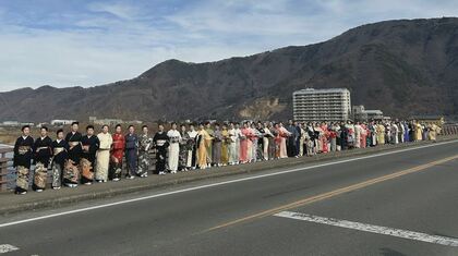もう一度「芸者文化」に光を　温泉街で着物姿の女性約100人が並んで記念撮影　50年ほど前の写真を再現　「芸者衆」はピーク時、400人以上、今は20人ほどに…「元の活気を戻していきたい」