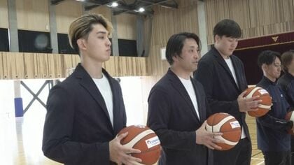 「部活動に生かして」福井ブローウィンズとスポンサー企業が高校生にボール寄贈　川島聖那選手らが武生商工高生に手渡し