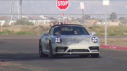 キャンプ3日目は自ら運転のポルシェで登場　シャドーピッチングをする様子も　ダルビッシュ有らもキャンプイン