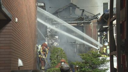 出火した家の住人女性が死亡か…木造2階建て住宅が全焼し隣接する3軒に延焼 計3人が搬送され1人が死亡