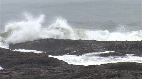 “逆走”台風15号　列島を東から西に横断へ　お盆休み直撃で振替便予約に「ボタン押せずカウンターに来た」　“離れた場所”でも警戒を