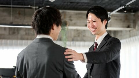 「面倒だから注意しない」部下の機嫌をとりながら見放す上司の本音。心理学者が指摘する「ほめ育て社会」の危うさ
