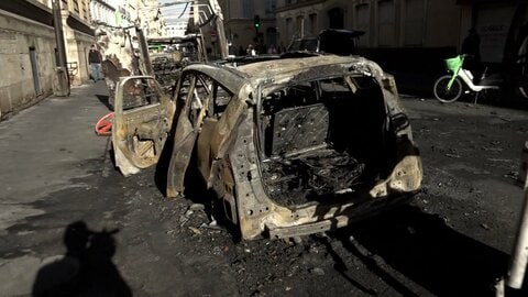 商品奪われ、ATM破壊　フランス大規模デモに乗じた略奪・破壊相次ぐ　マクロン大統領が緊急演説