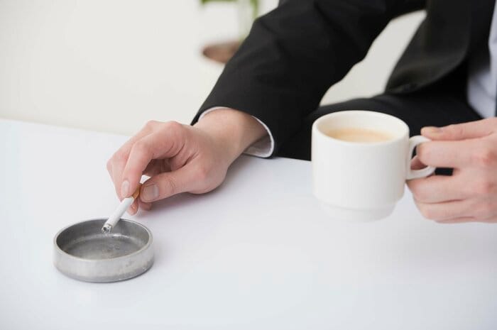 たばことコーヒーの組み合わせは悪臭を引き起こす(画像はイメージ)