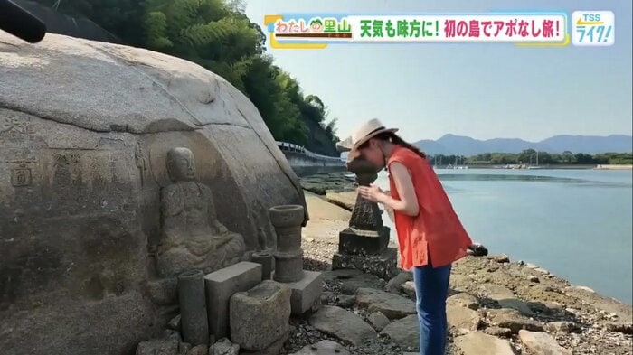 「磨崖和霊石地蔵」に手を合わせる辰已アナ