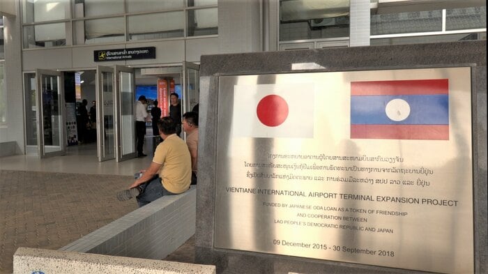 首都ビエンチャンのワッタイ国際空港にある日本・ラオス友好のプレート