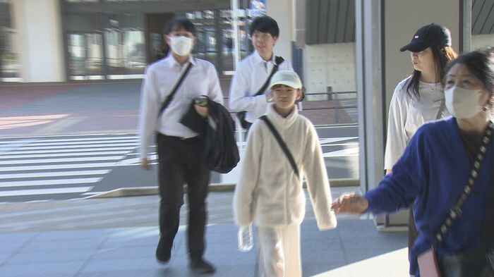 会場を訪れた井手上光里さん（11才）