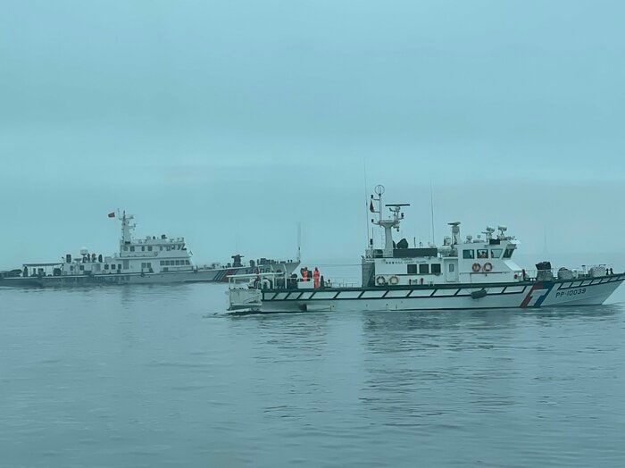 中国の海警船「14606」と並走する台湾の海巡署「PP10039」(台湾 海巡署・5月24日発表)