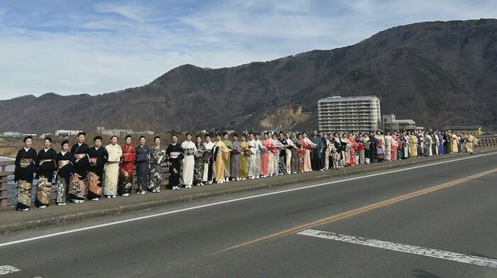 着物姿の女性たちが橋の上に並び記念撮影(長野県千曲市)